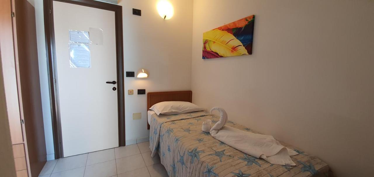 Hotel Vela Azzurra Rímini Exterior foto