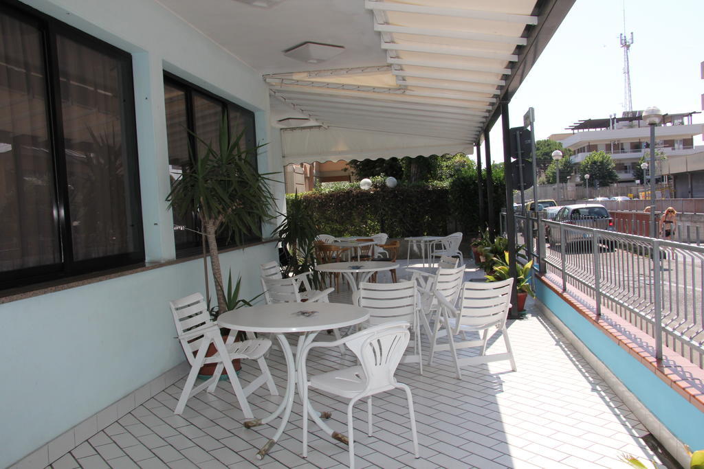 Hotel Vela Azzurra Rímini Exterior foto