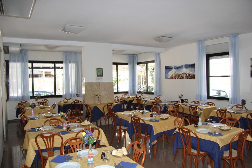 Hotel Vela Azzurra Rímini Exterior foto